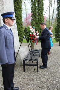 Burmistrz Tomasz Bujok składający wieniec